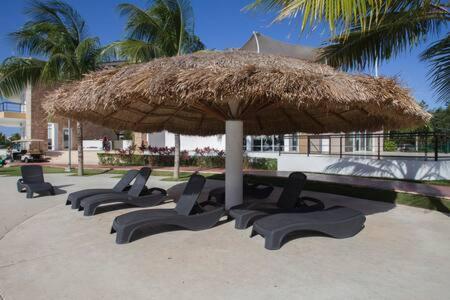 Departamento En Cancun Con 7 Albercas Tipo Playa Y Laguna Ngoại thất bức ảnh