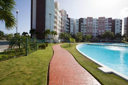 Departamento En Cancun Con 7 Albercas Tipo Playa Y Laguna Ngoại thất bức ảnh